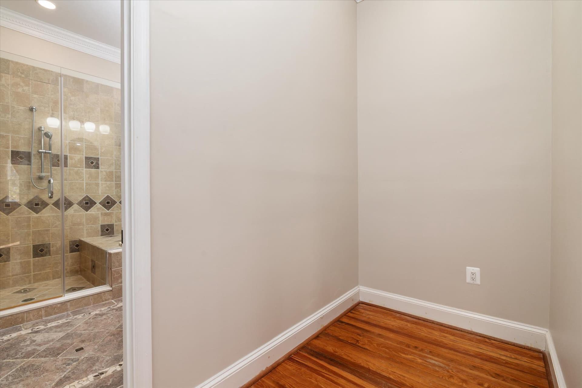 610 E Marshall Avenue photo 27