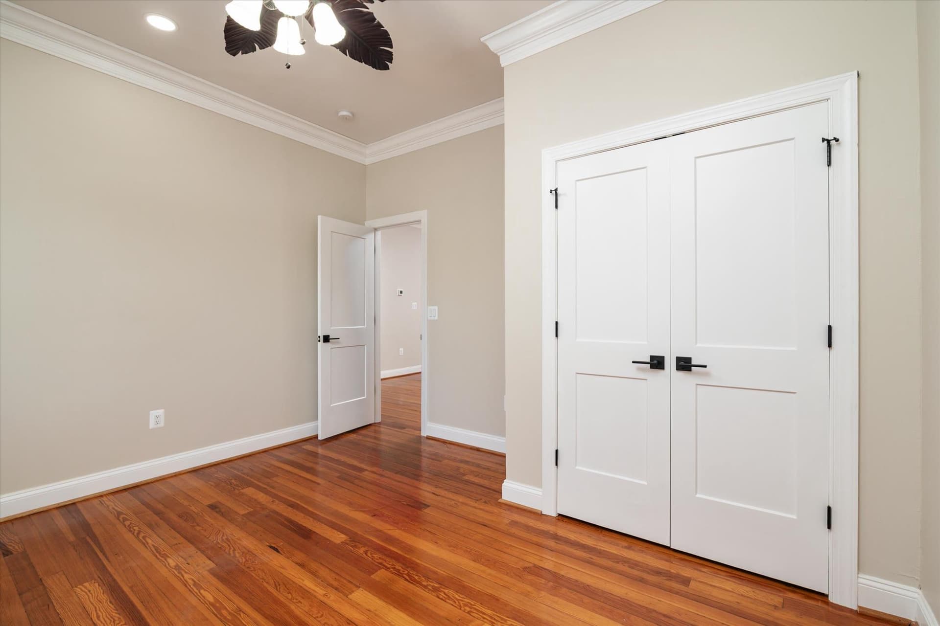610 E Marshall Avenue photo 30