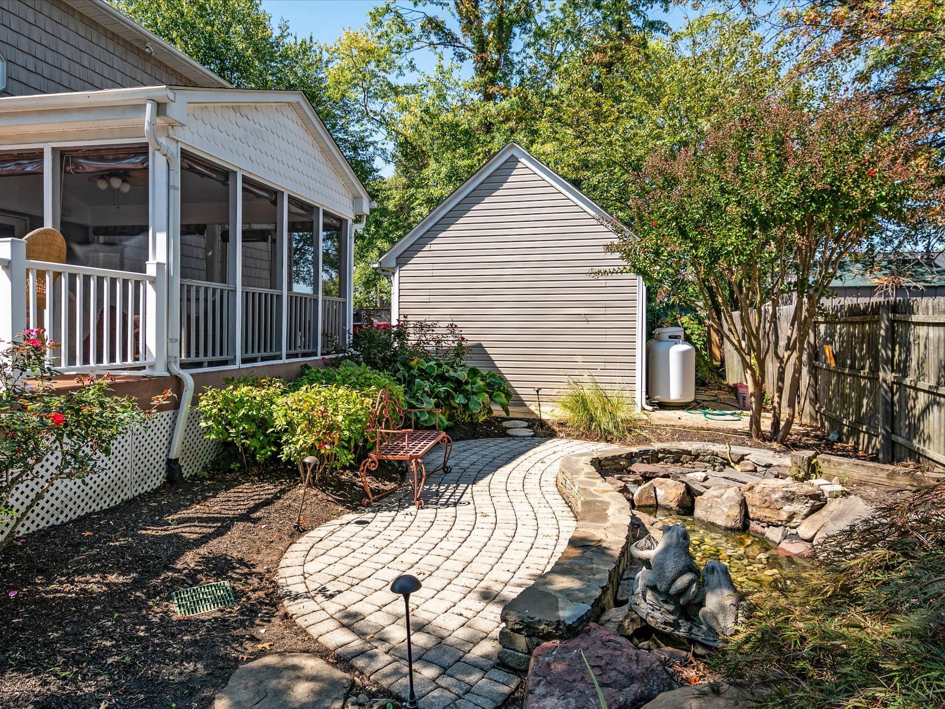 610 E Marshall Avenue photo 37