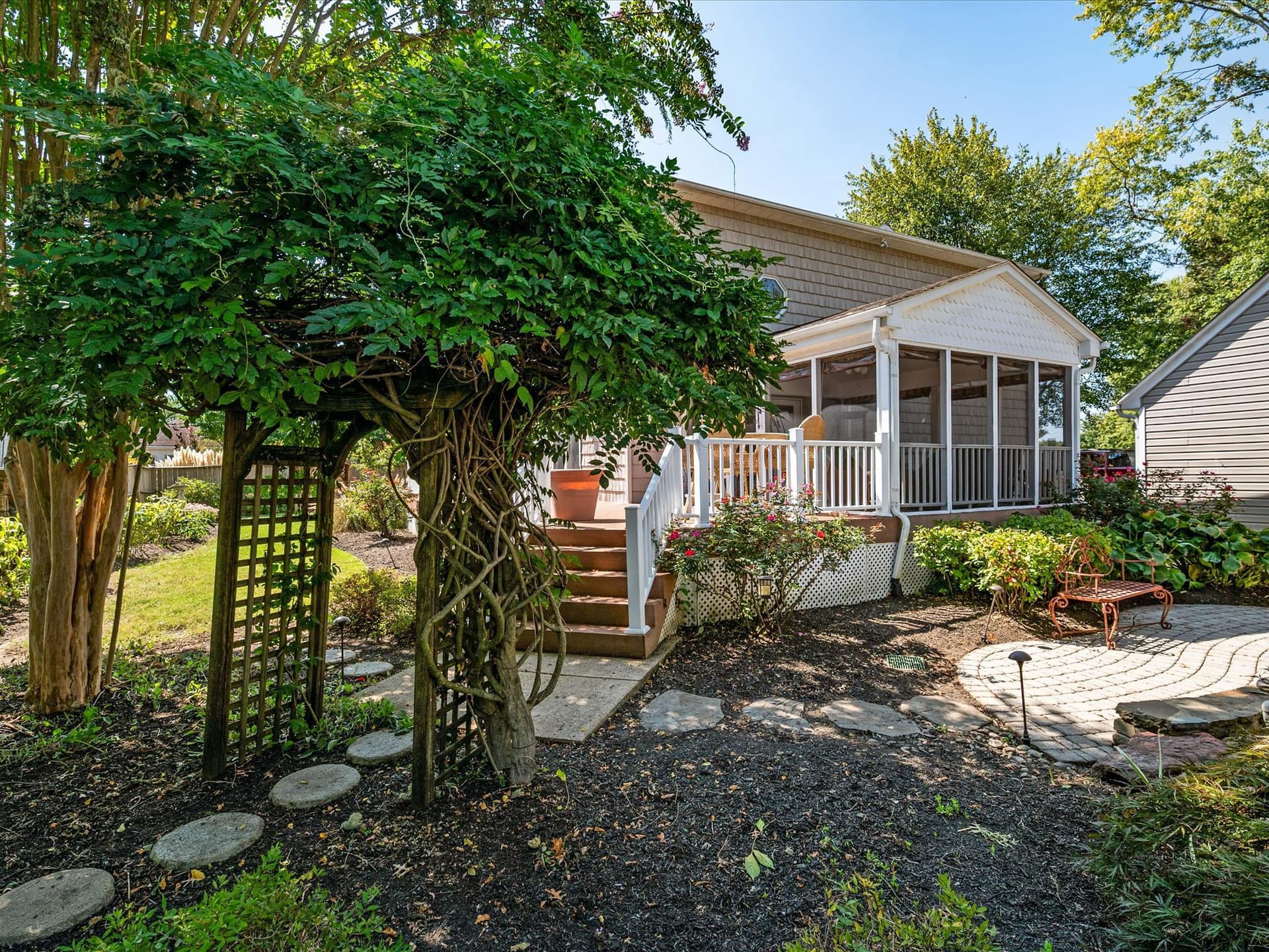610 E Marshall Avenue photo 39