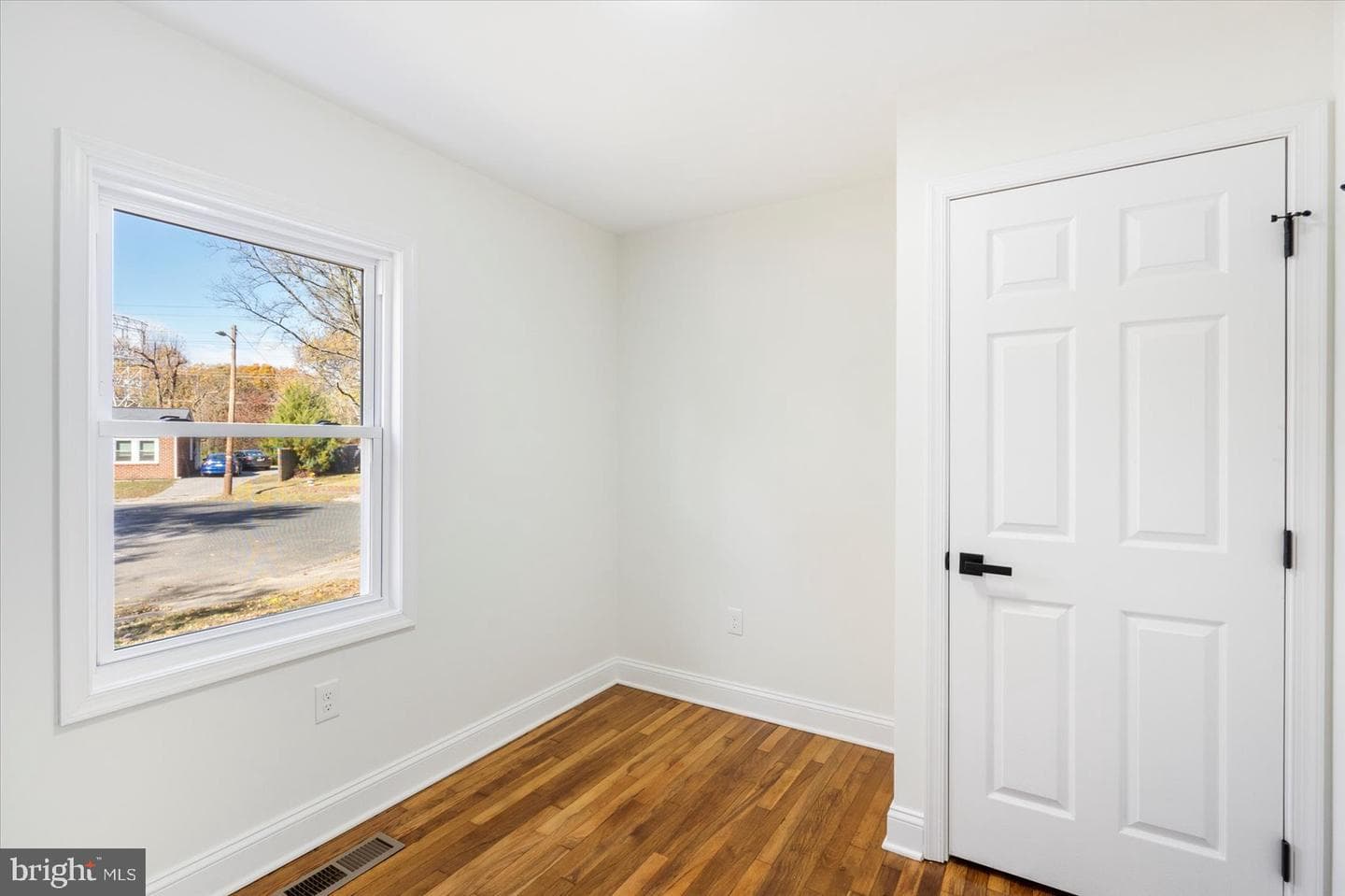 1047 Dumbarton Road photo 14