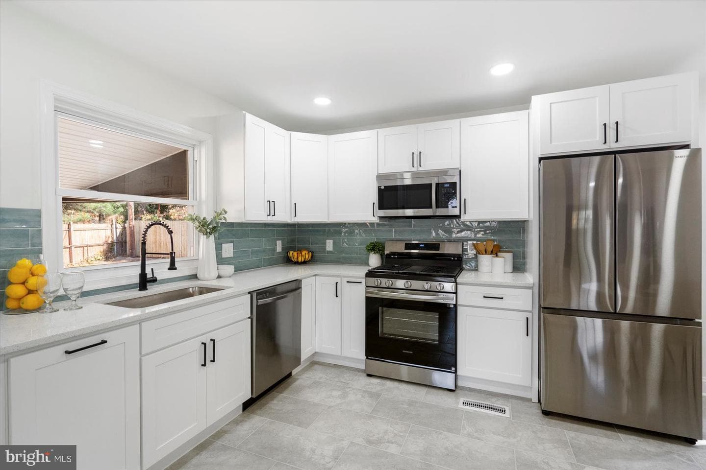 1047 Dumbarton Road photo 9
