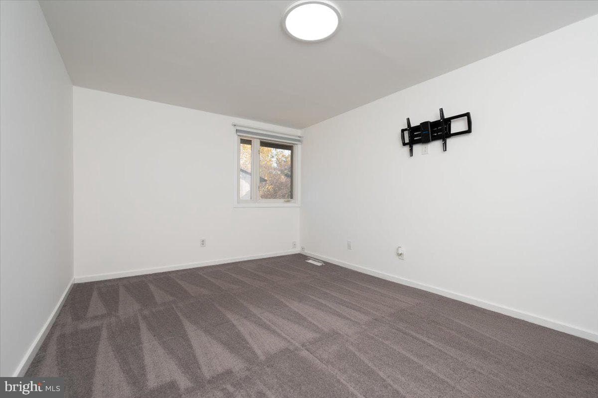 480 West Court photo 16
