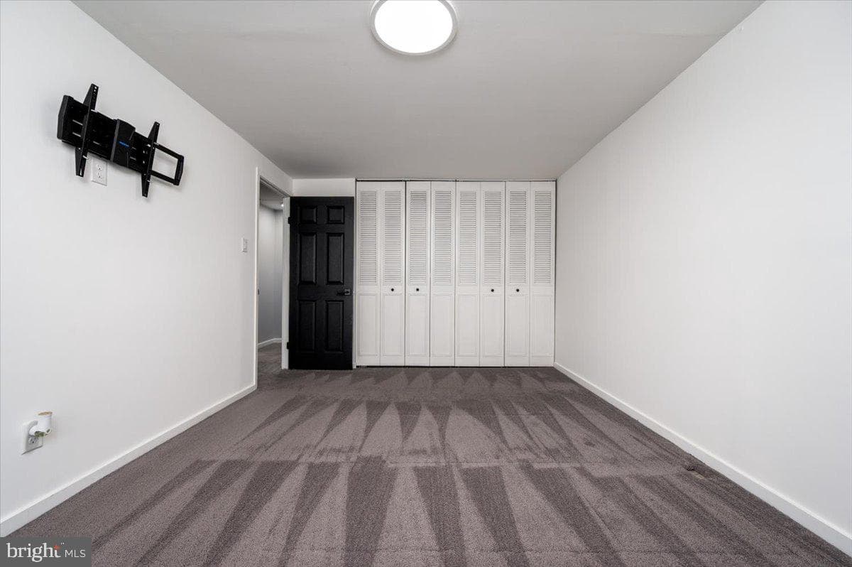 480 West Court photo 17