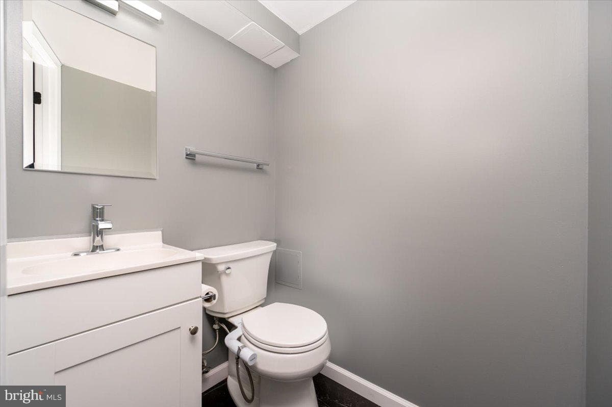 480 West Court photo 26