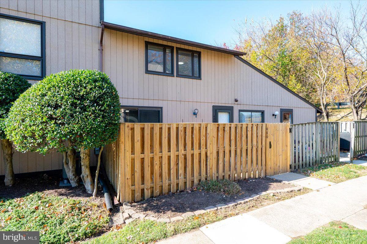480 West Court photo 29