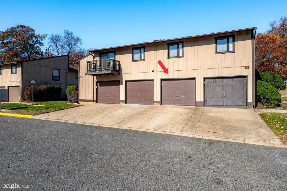 480 West Court photo 31