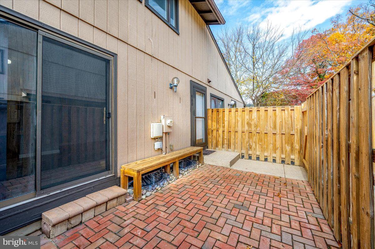 480 West Court photo 4