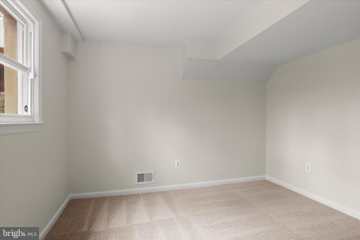 147 Northway photo 44