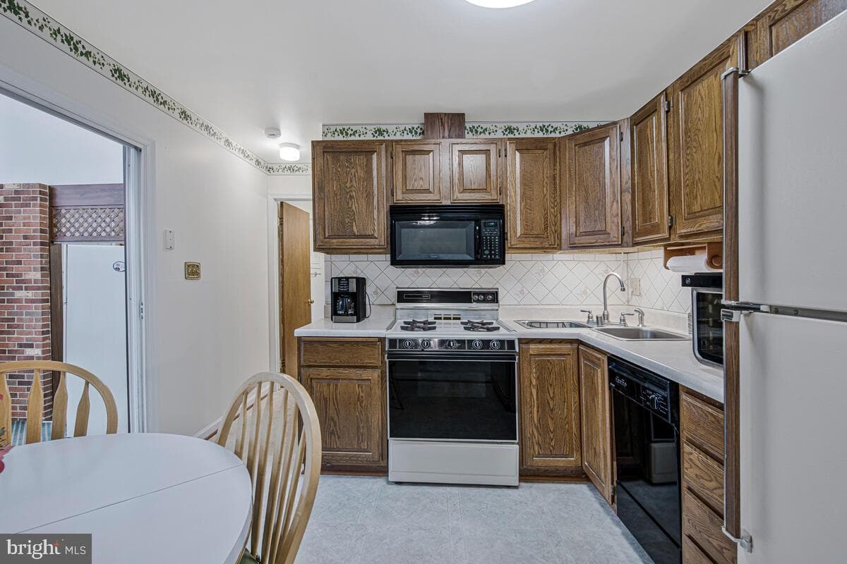 1237 Queen Anne Avenue photo 16
