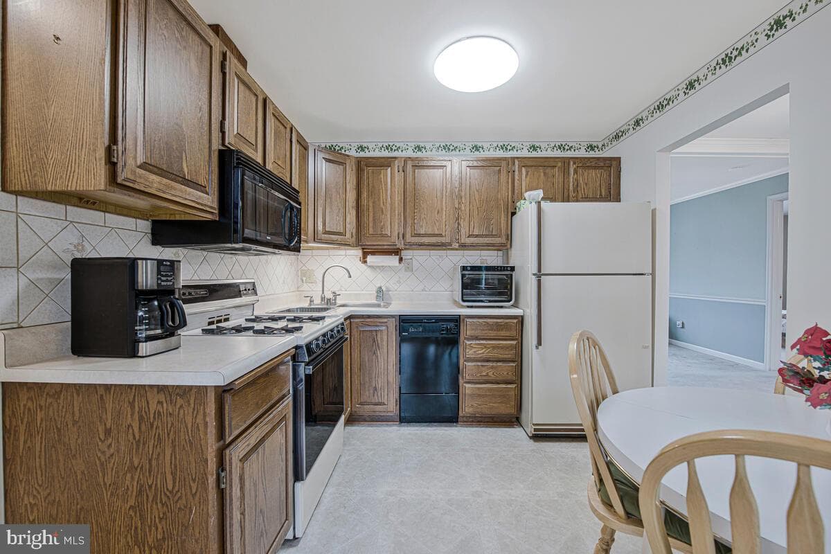 1237 Queen Anne Avenue photo 2