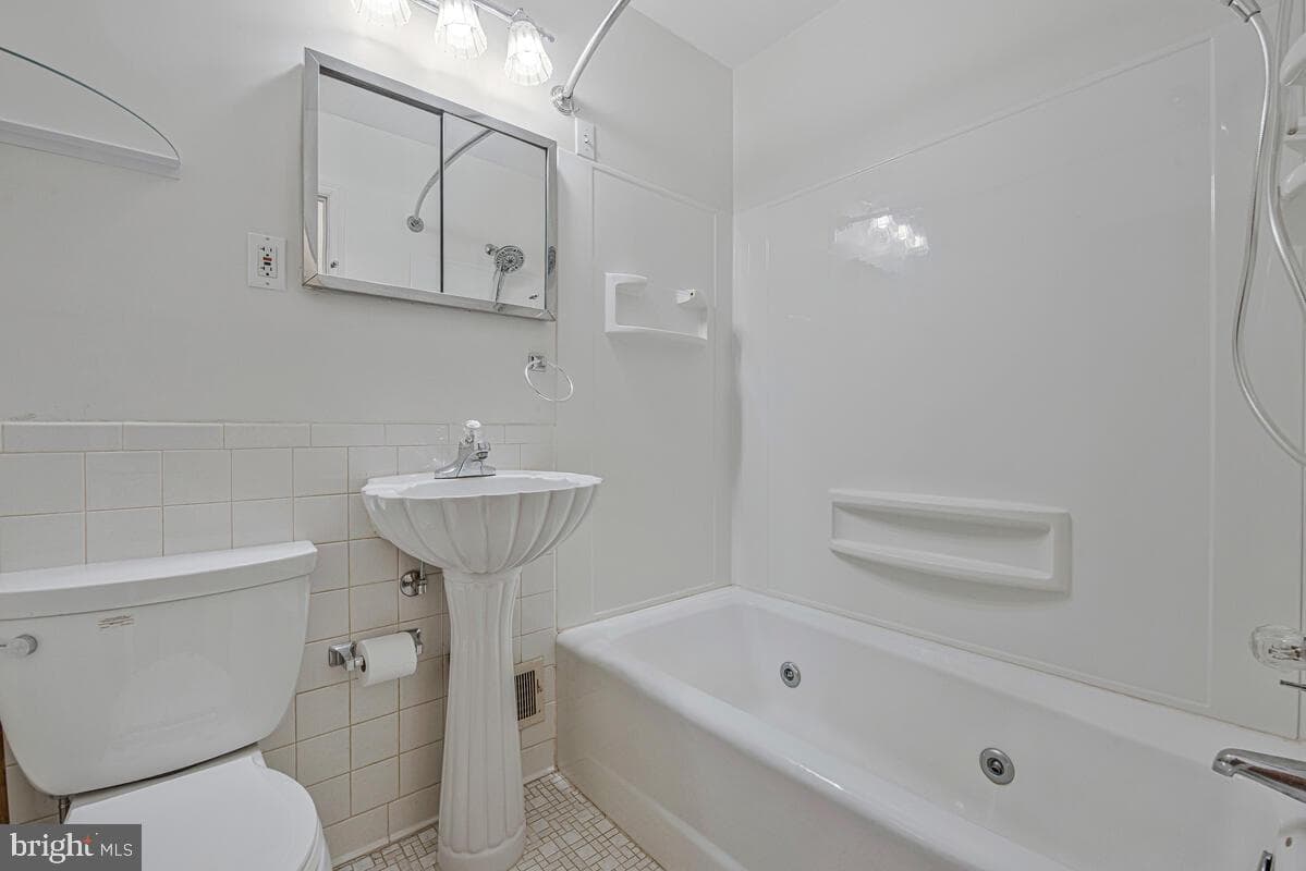 1237 Queen Anne Avenue photo 30