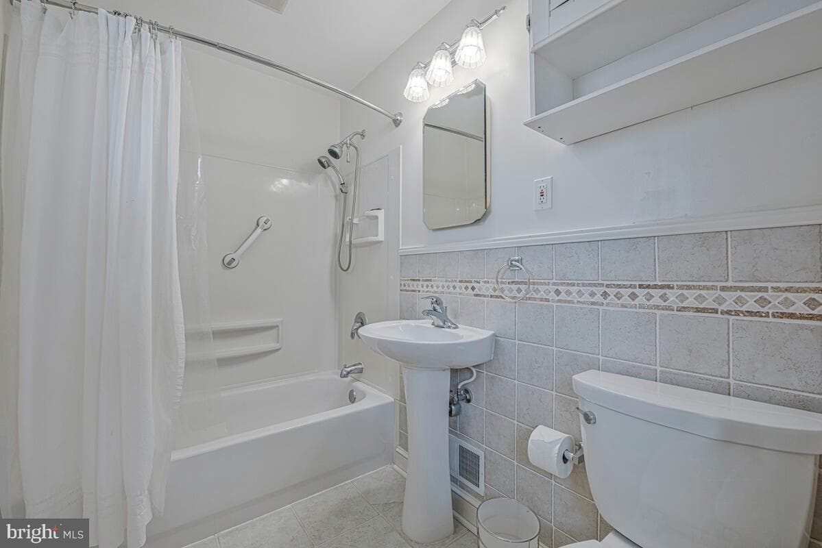 1237 Queen Anne Avenue photo 4