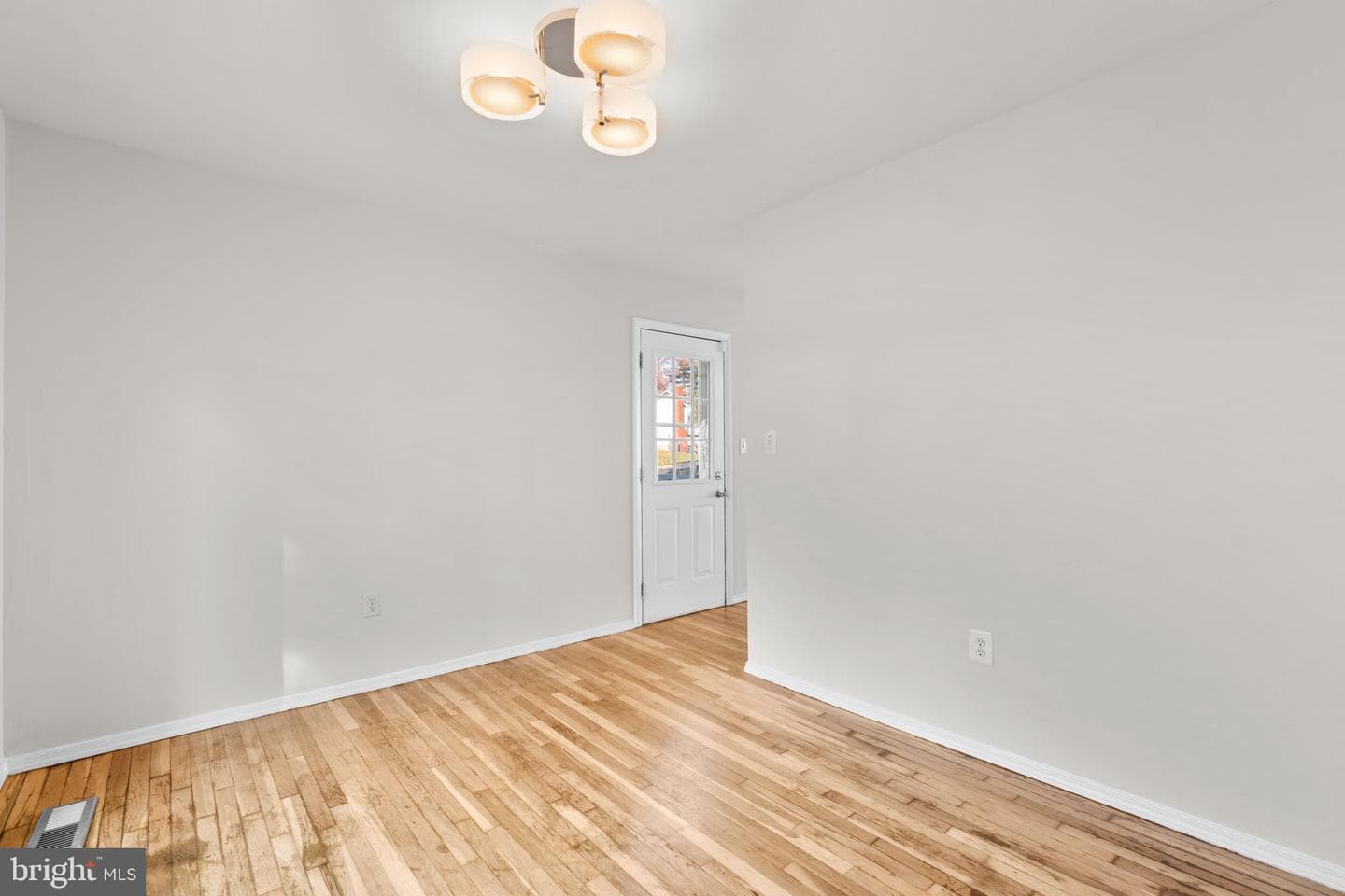 8111 Phirne Road E photo 7
