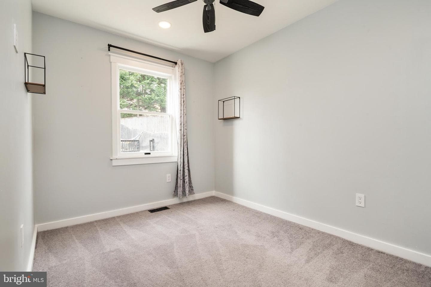 276 Overleaf Drive photo 26