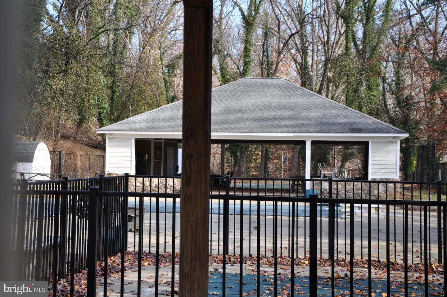 1465 Ridgeway photo 24