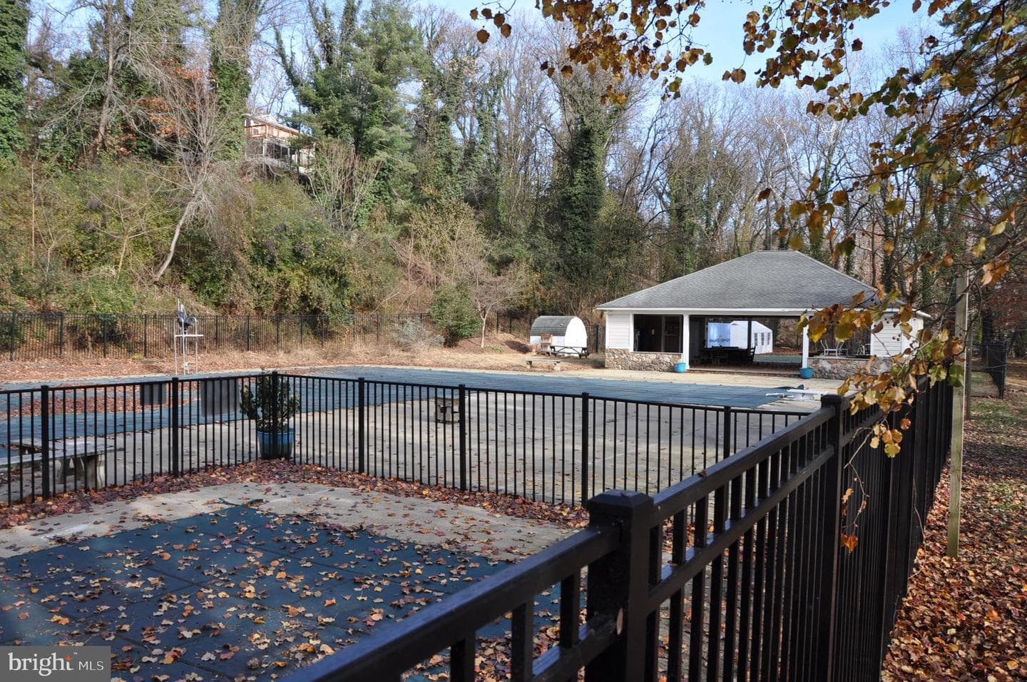 1465 Ridgeway photo 25