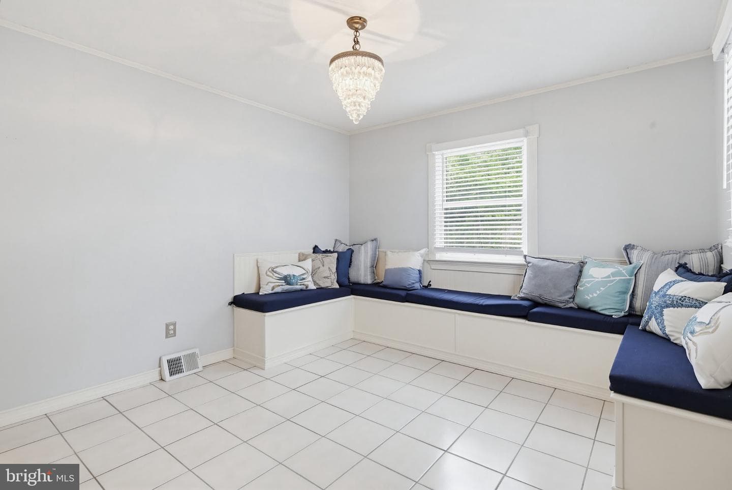 1465 Ridgeway photo 56