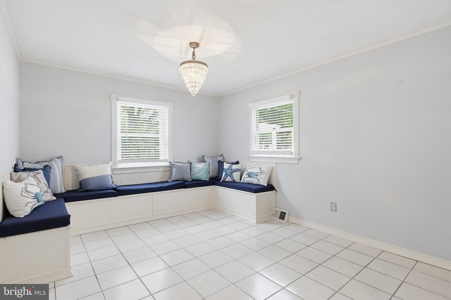 1465 Ridgeway photo 57