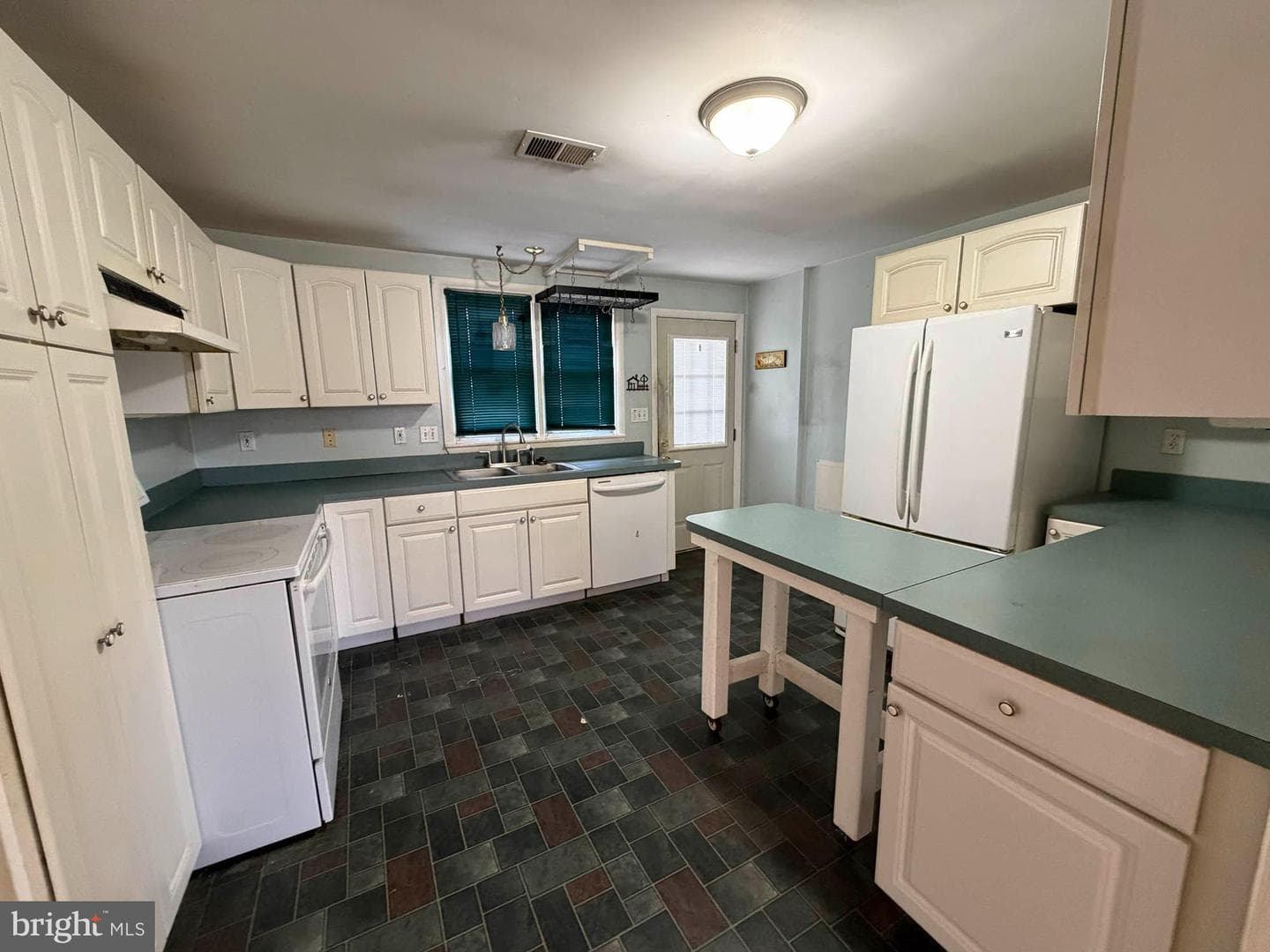 1129 Thompson Avenue photo 14