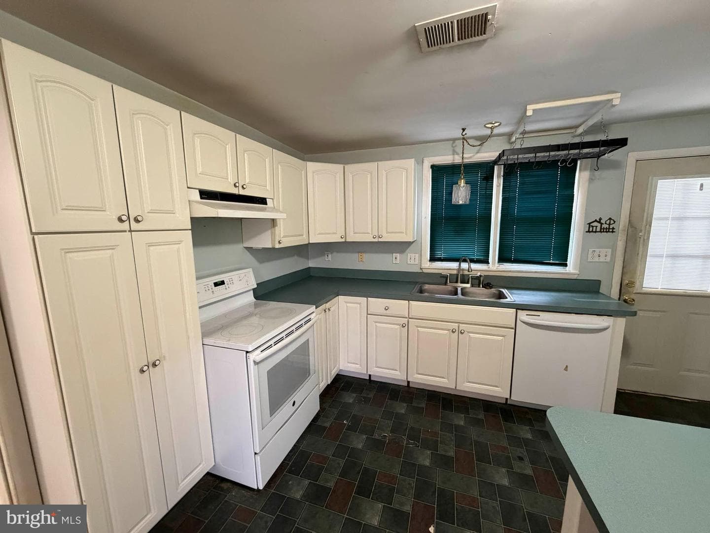1129 Thompson Avenue photo 15