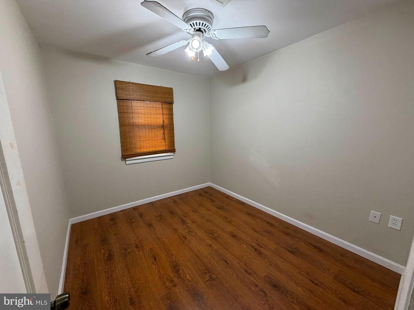 1129 Thompson Avenue photo 21
