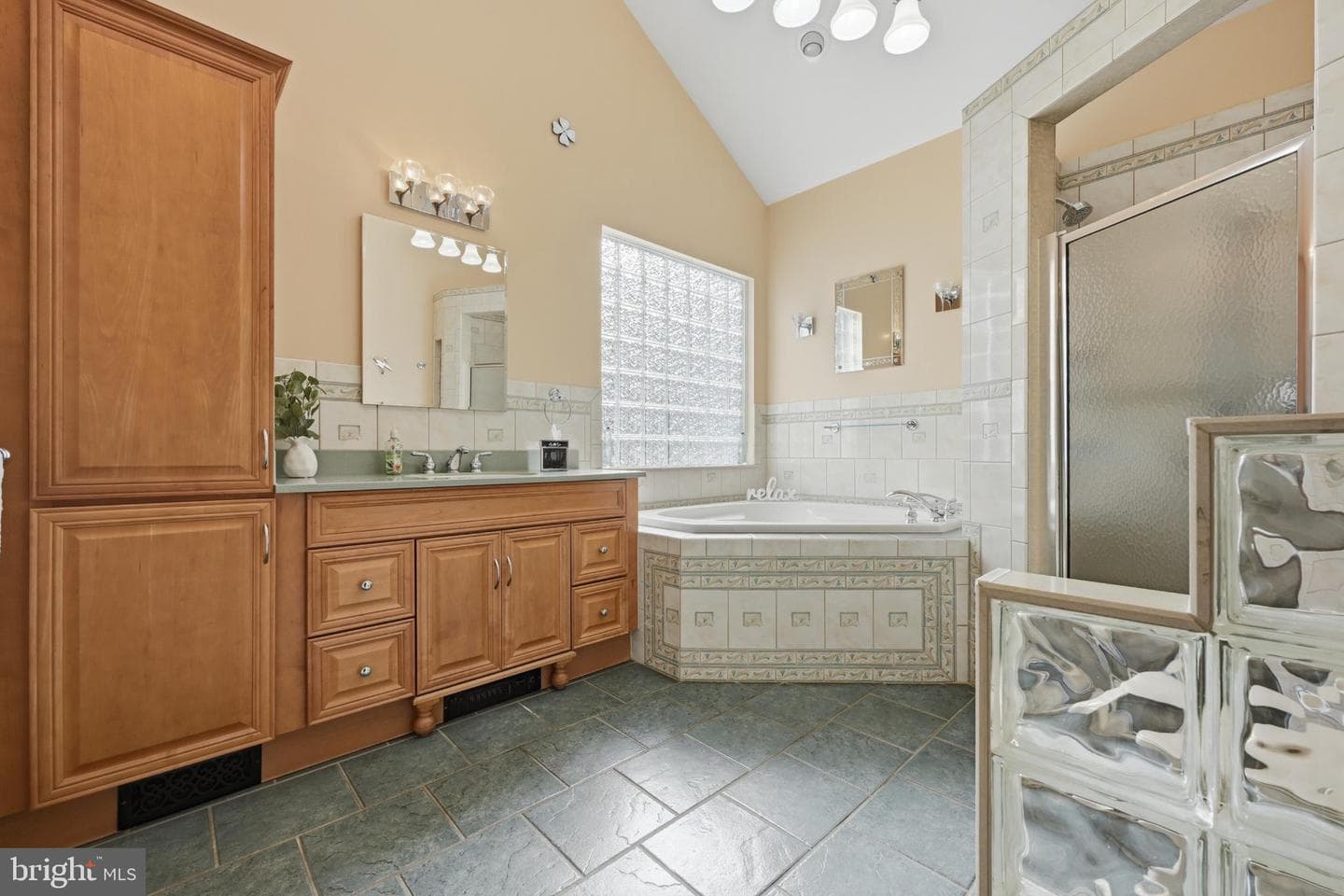 352 Riverside Drive photo 17