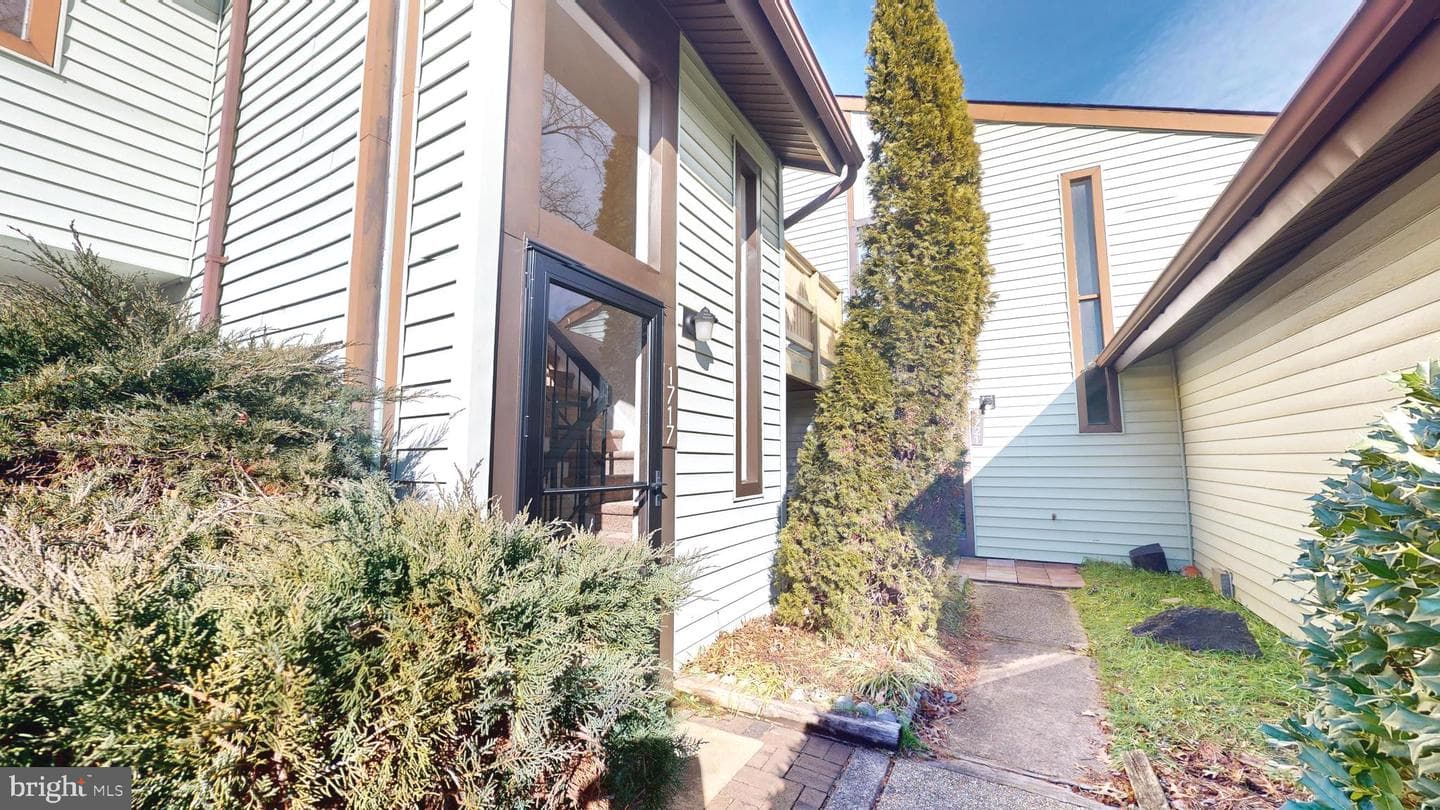 1717 Aberdeen Court photo 2