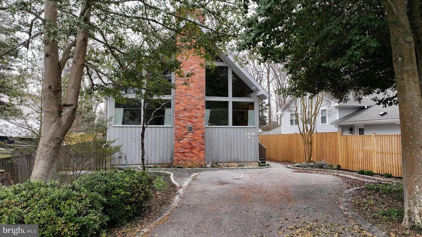 143 E Lake Drive