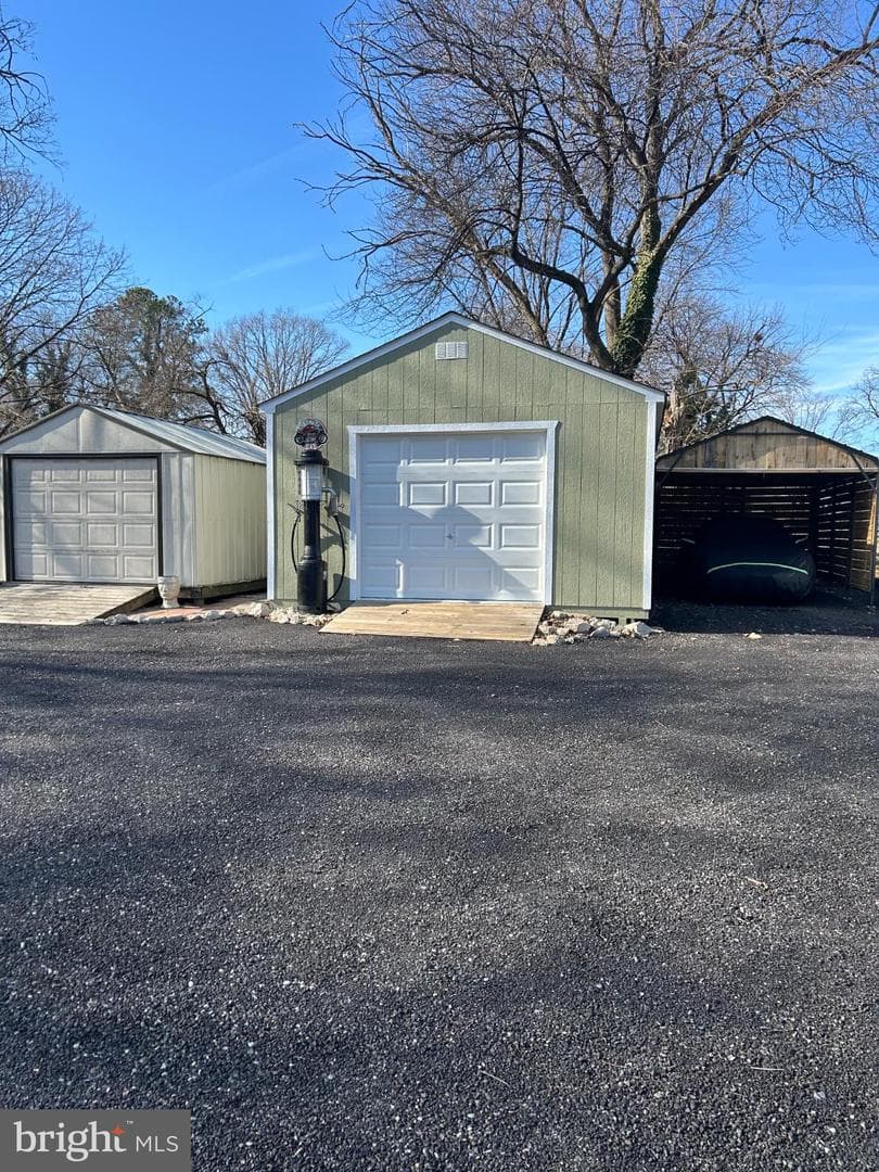 1573 Curtis Avenue photo 4