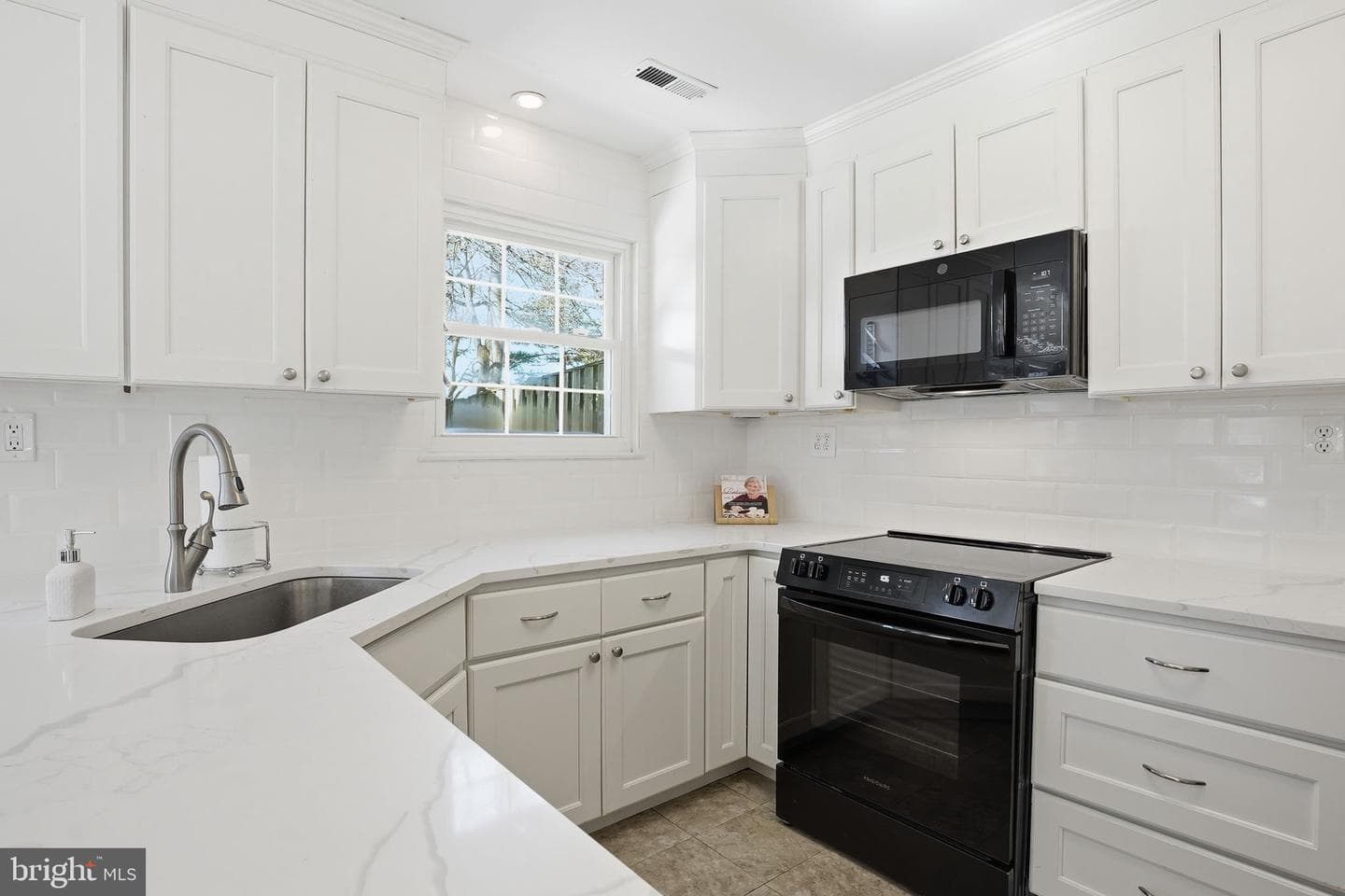 954 Breakwater Drive photo 3