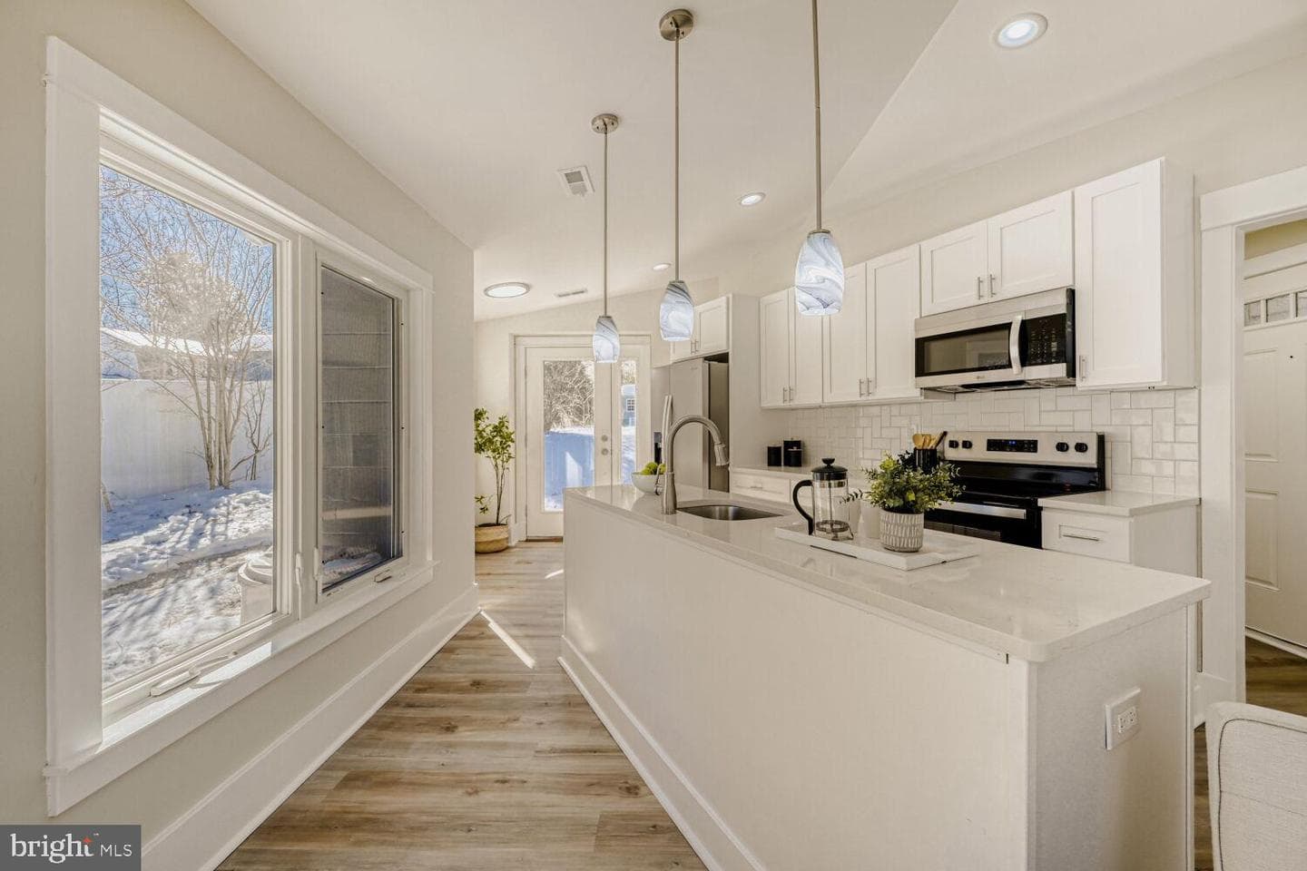 1327 Bay Avenue photo 11