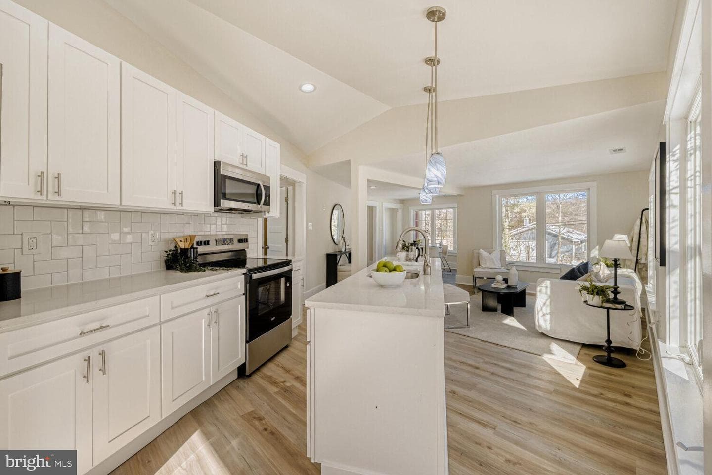 1327 Bay Avenue photo 12