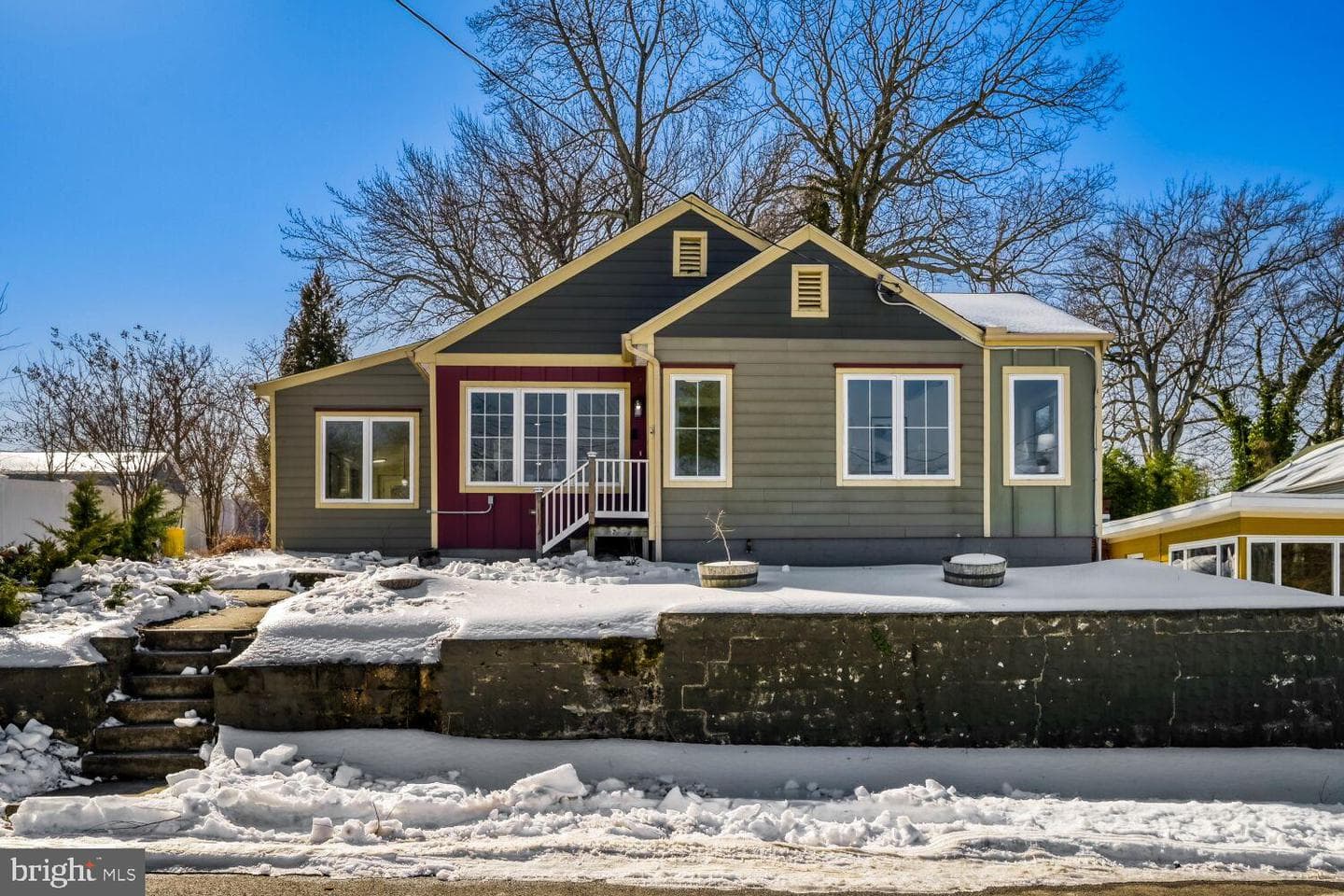1327 Bay Avenue photo 2