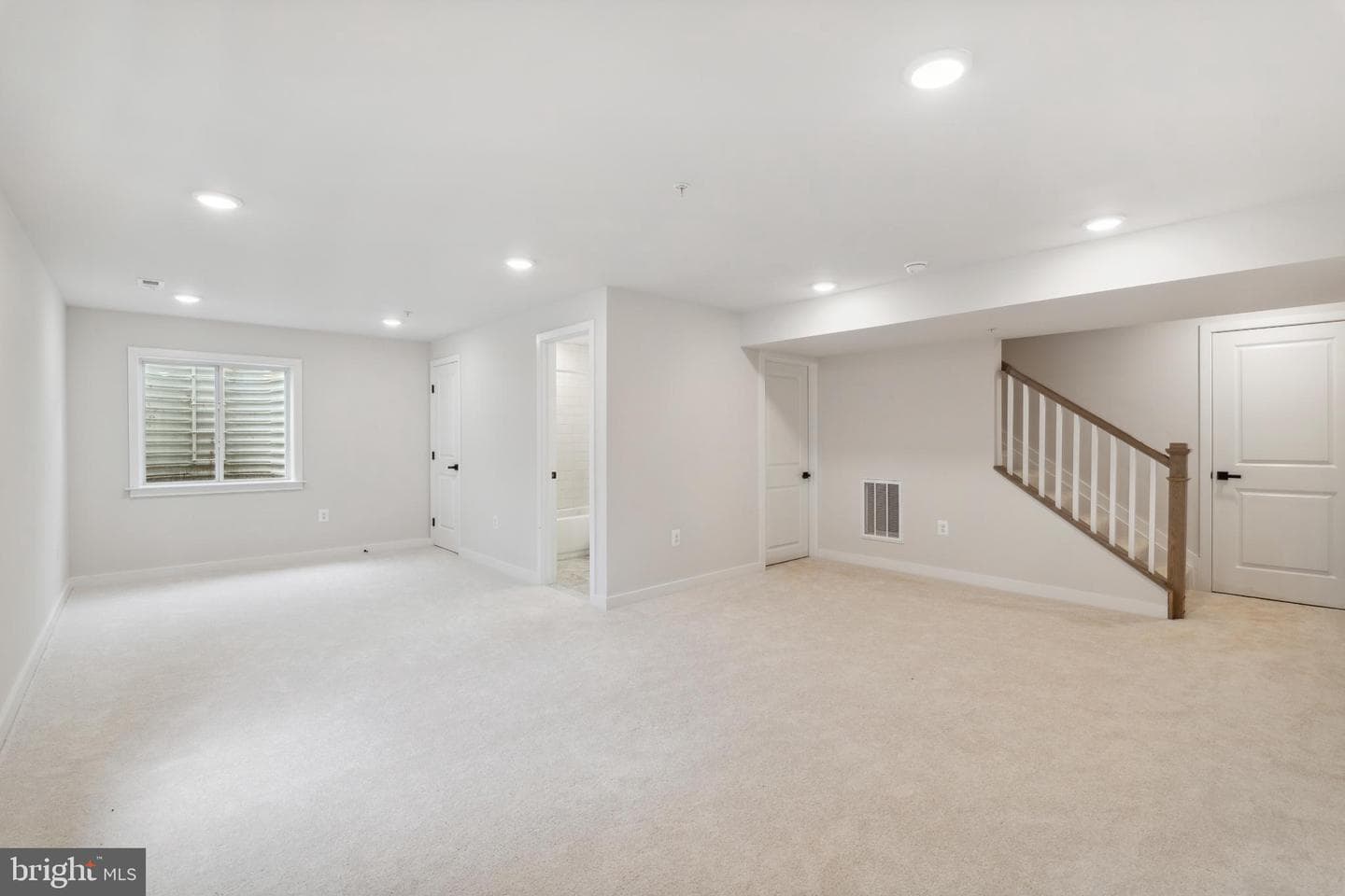 7713 Woodlawn Avenue photo 32