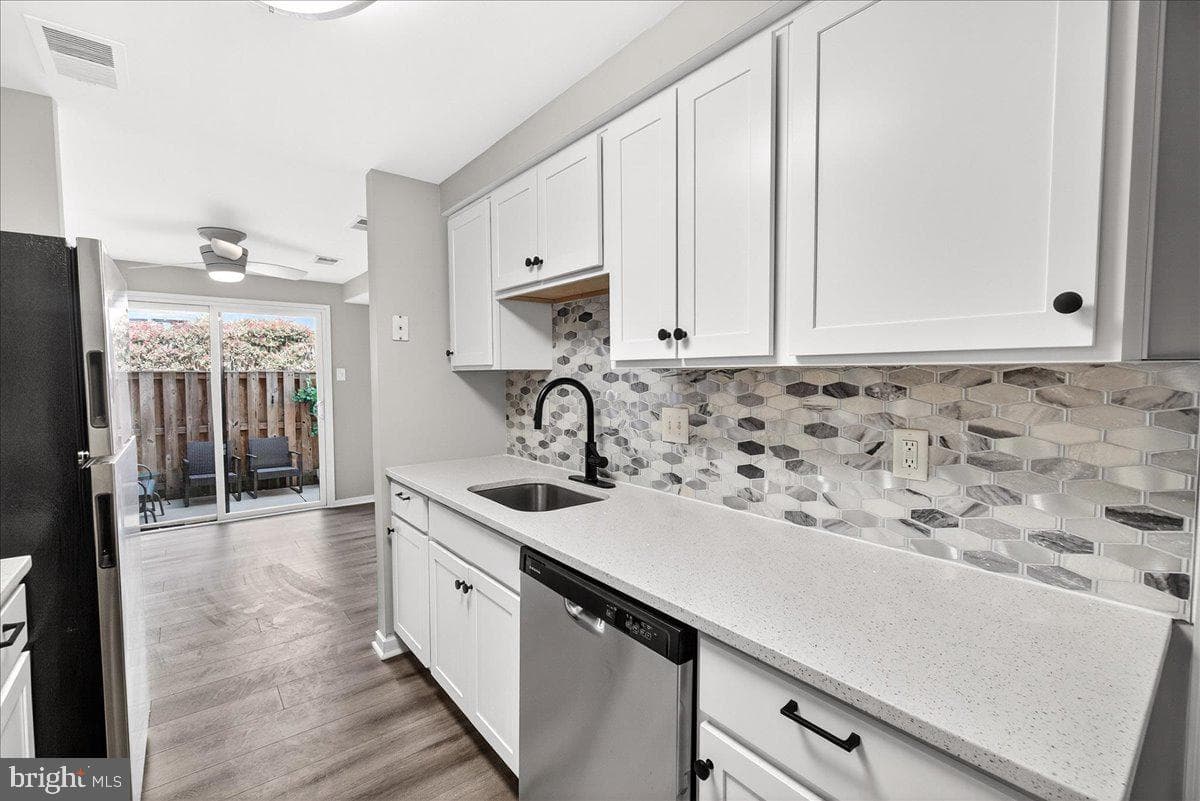 492 West Court photo 2