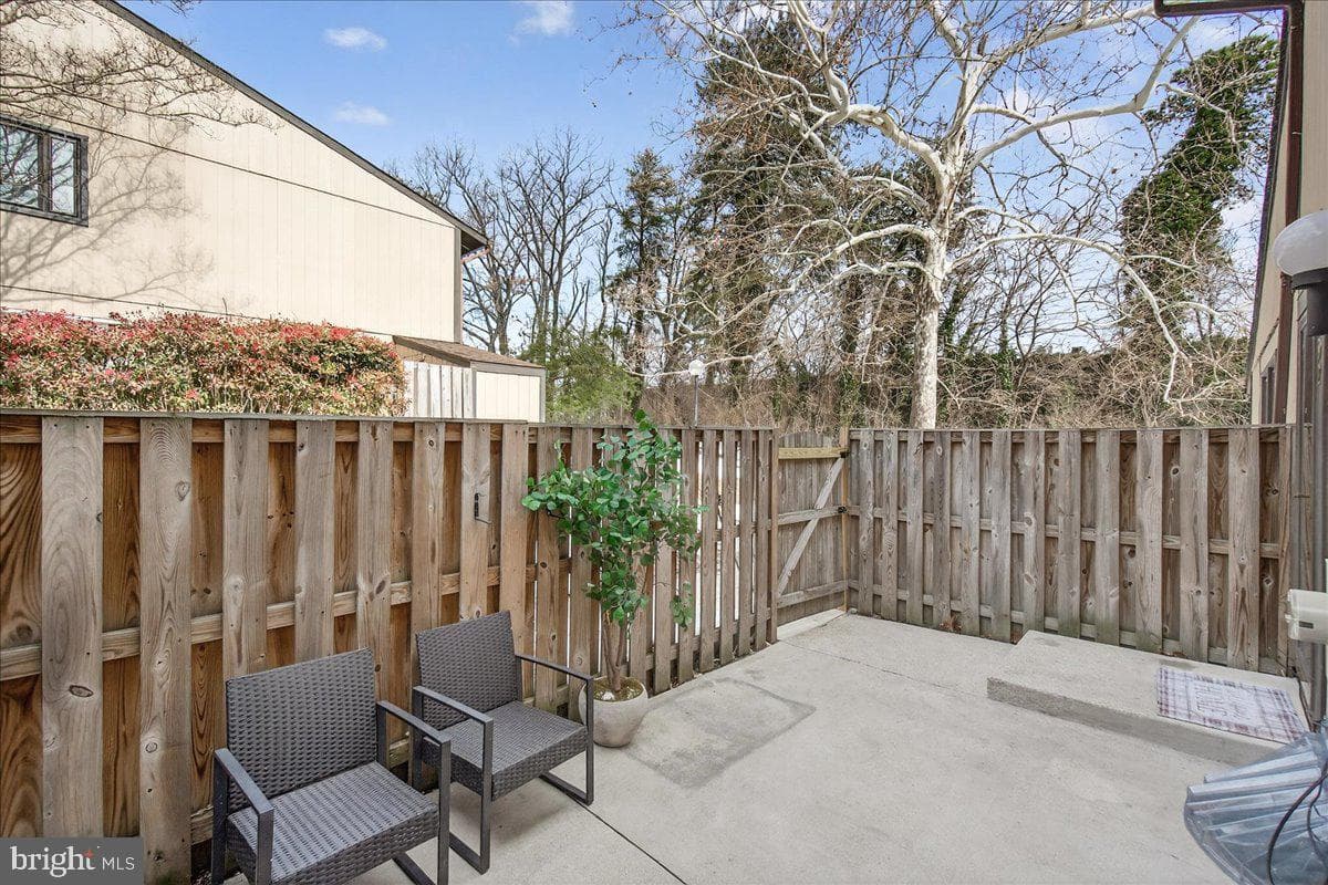 492 West Court photo 26
