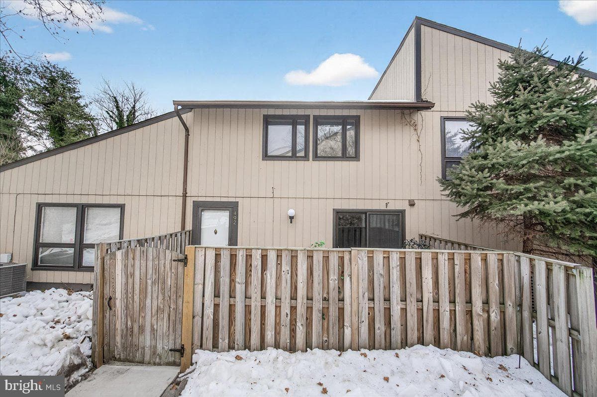 492 West Court photo 29