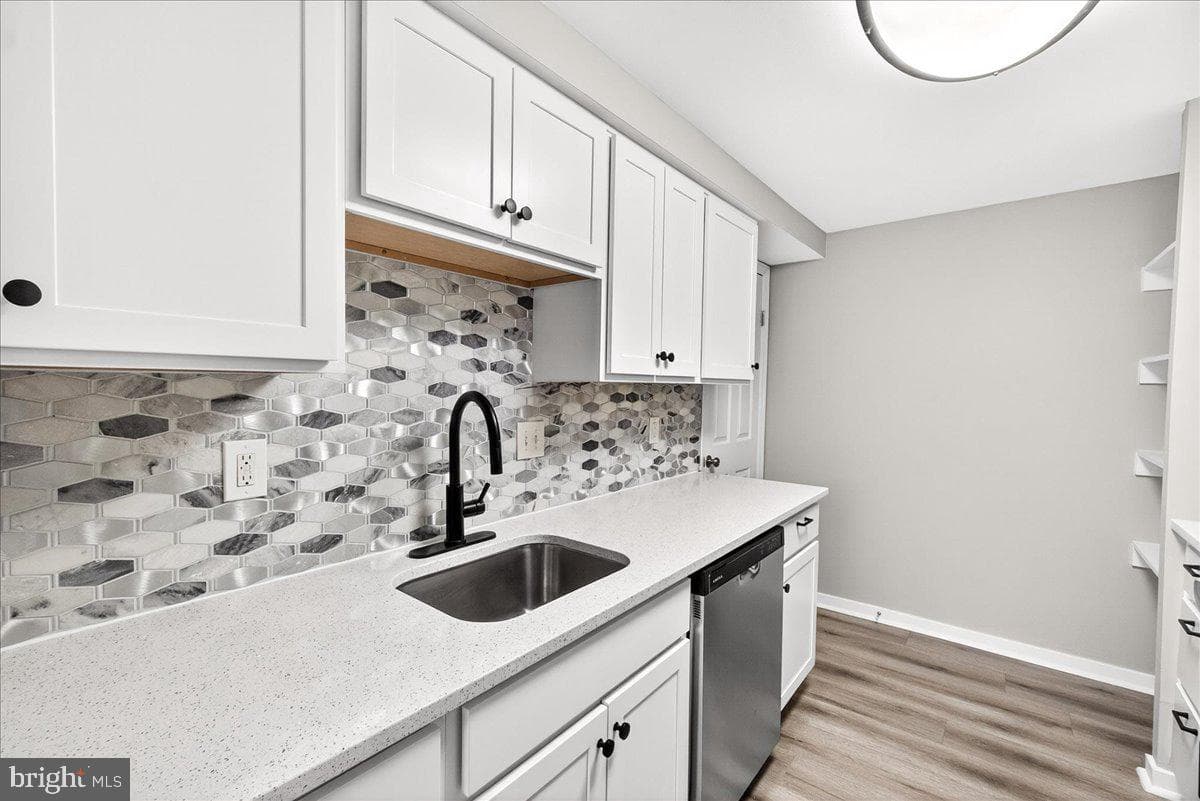 492 West Court photo 3