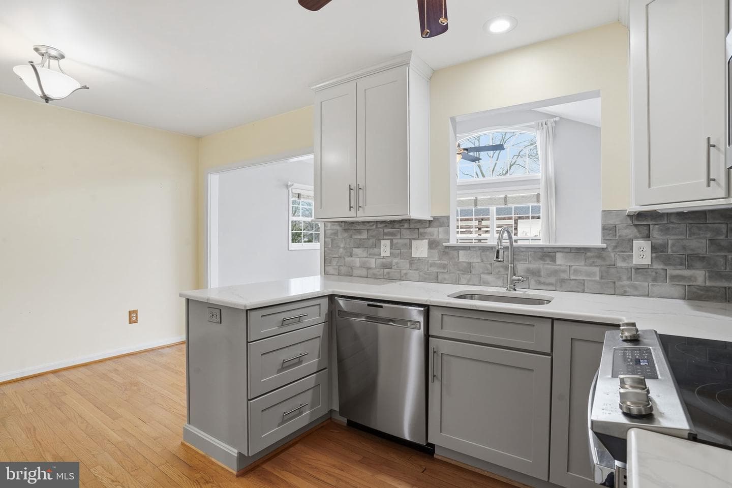 562 Whitney Road photo 5