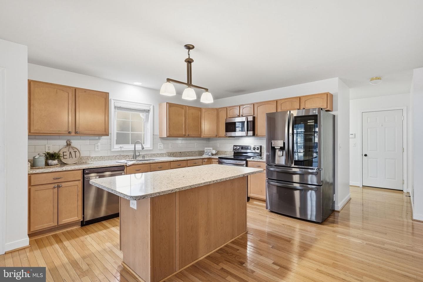 1110 Thompson Avenue photo 11