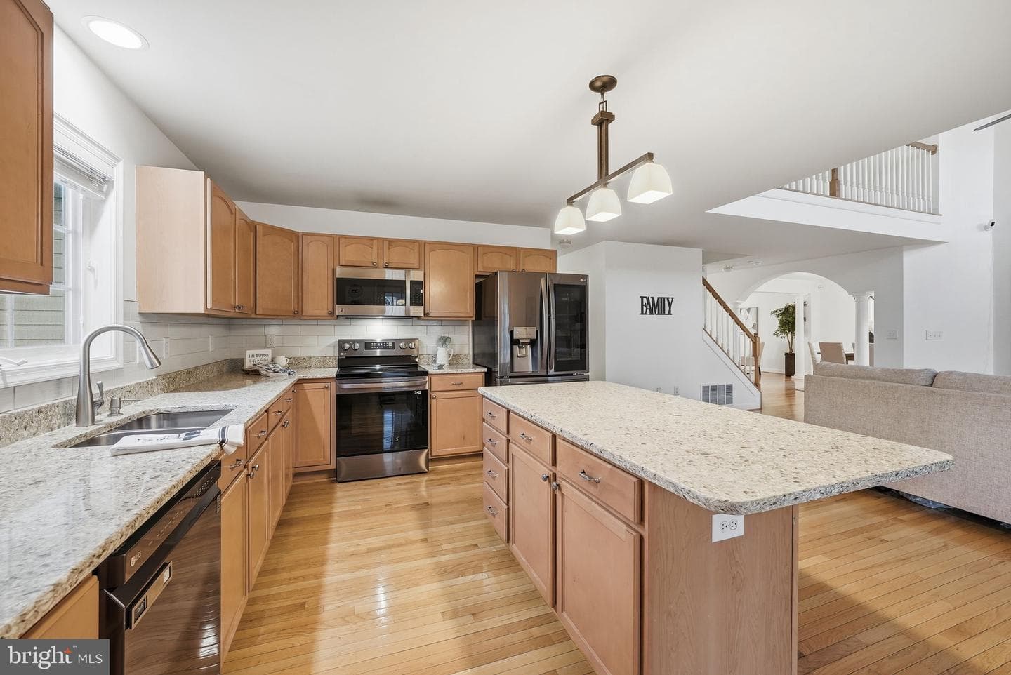 1110 Thompson Avenue photo 12