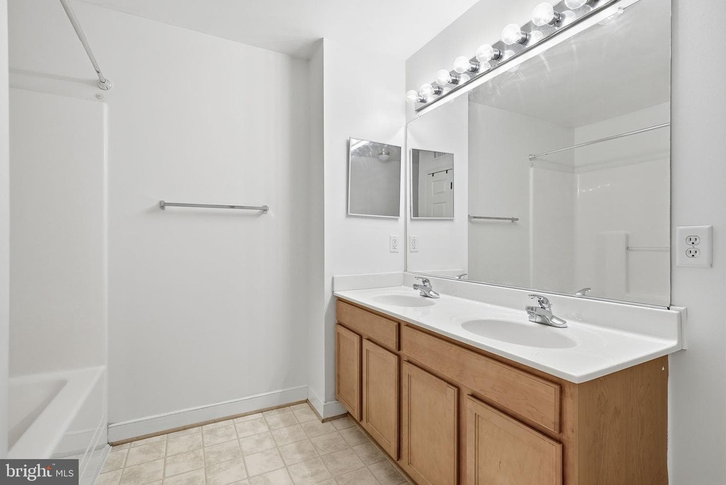 1110 Thompson Avenue photo 31