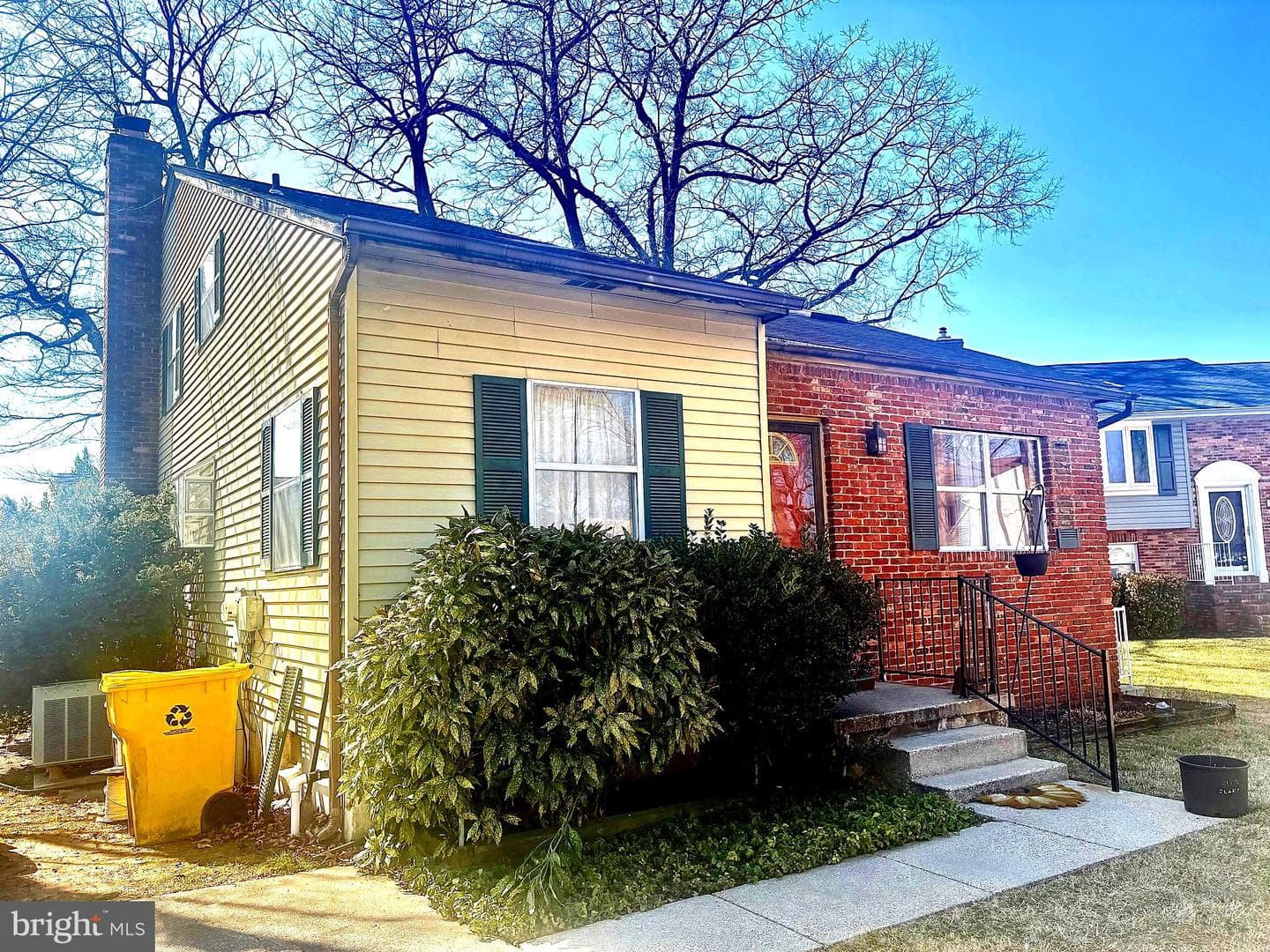 793 Martin Court W photo 2