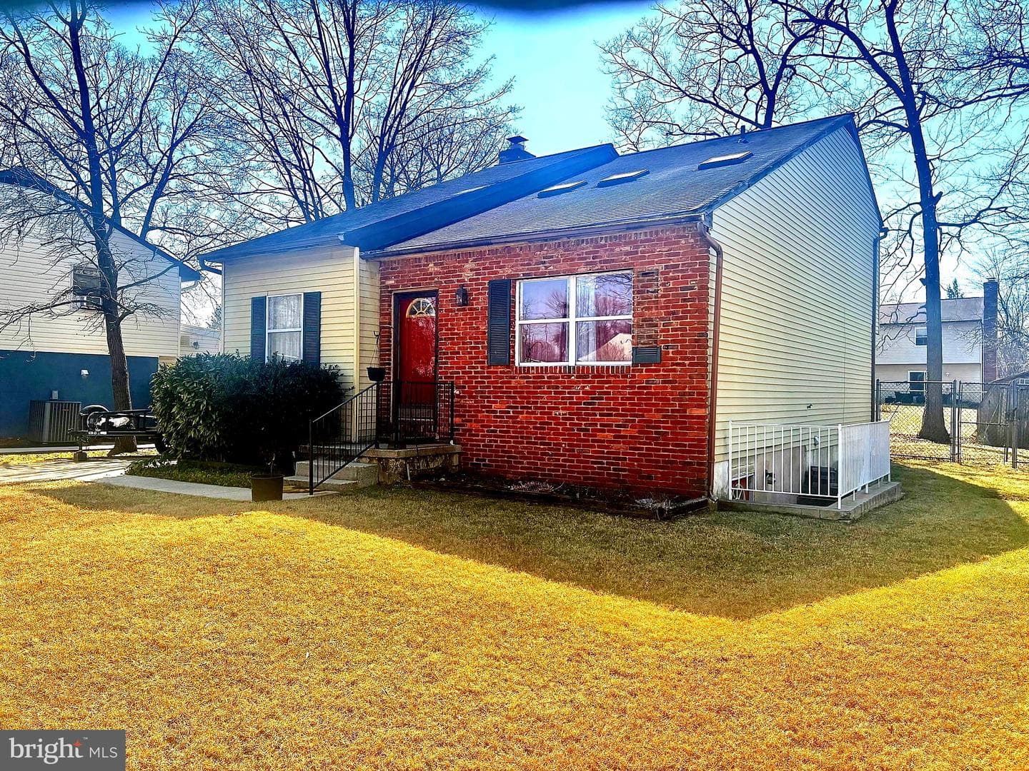 793 Martin Court W photo 3