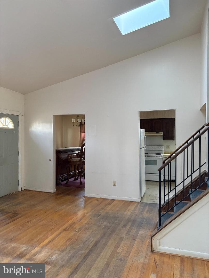 793 Martin Court W photo 5