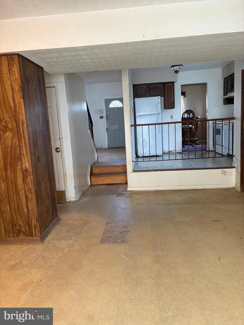 793 Martin Court W photo 7