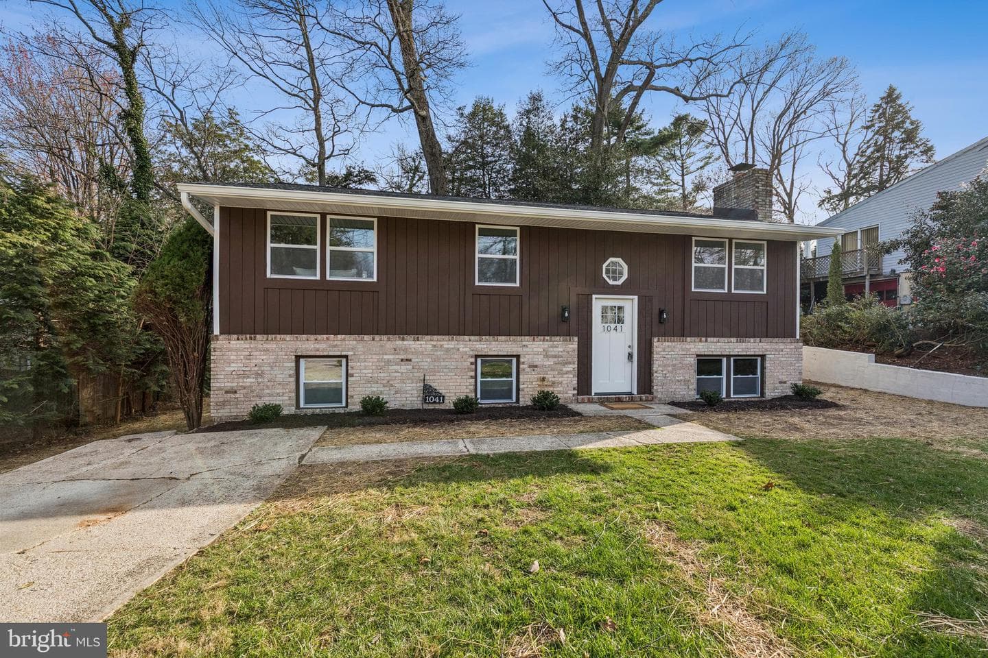1041 Skyview Drive photo 2