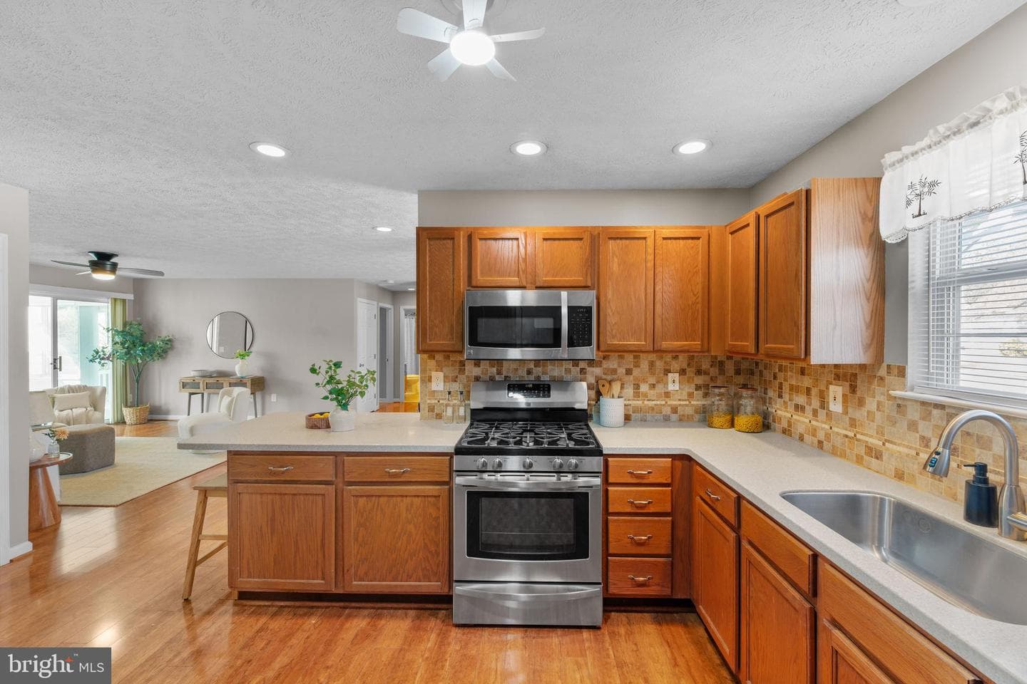 1215 Markham Lane photo 10