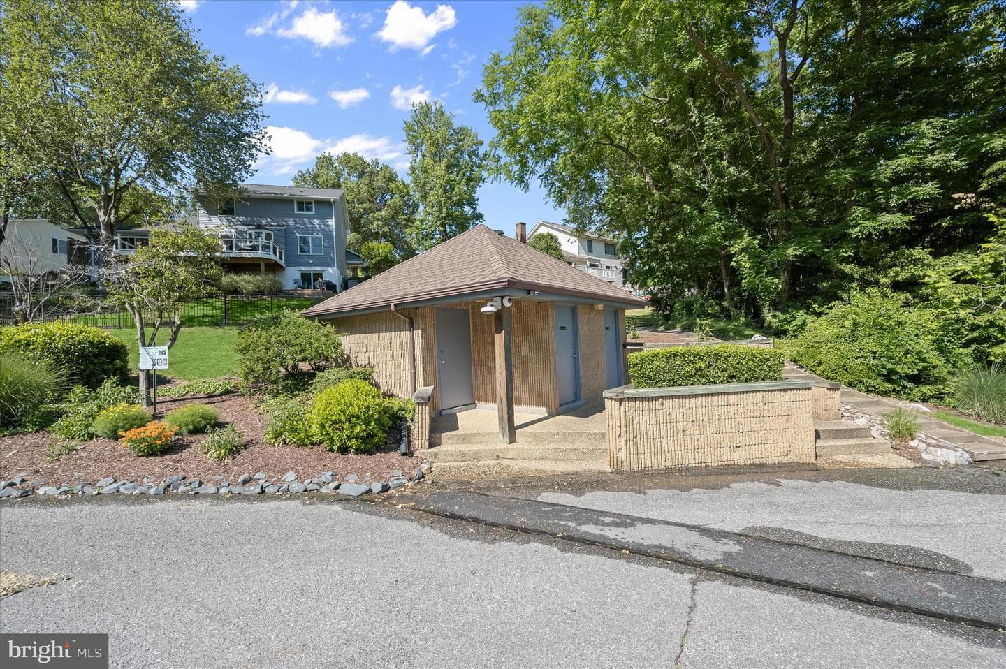 345 Derbyshire Lane photo 36